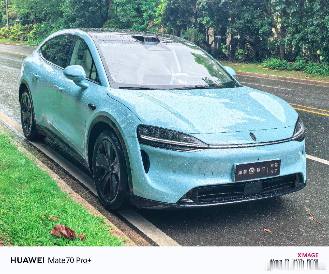 从来没买过白色内饰的车。智界R7是第一台。全景天窗配白色内饰真是绝配。阴雨天开车