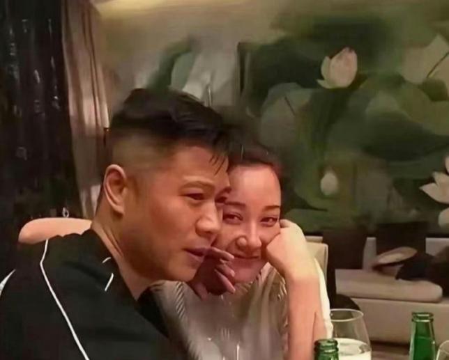 和朋友聚会的许晴，这也太放的开了吧？
虽然许晴已经57岁了，也没有丈夫没有孩子，