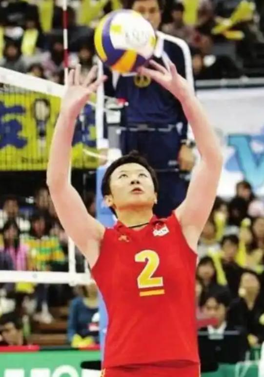 冯坤辅佐泰国女排没人苛责，因为她是亚排联教练委员会主席，也参与泰国女排青训；张本
