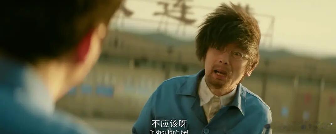 《刺猬》里两位“疯子”的饰演者葛优、王俊凯，葛大爷的表演终入神境，那抬手朝空中一
