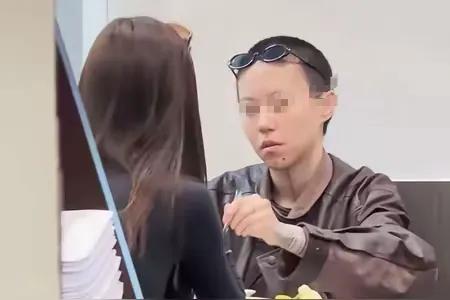 作为公众人物，这样的“不良示范”不可取！
公众人物的公开示范，会对尚未形成成熟婚
