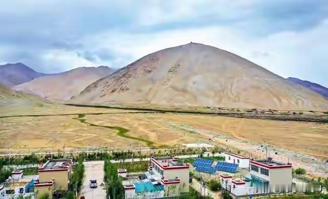 典角村，就坐落在离印度碉堡不到一里地的西藏边境上。家家户户屋顶都架着太阳能板，到