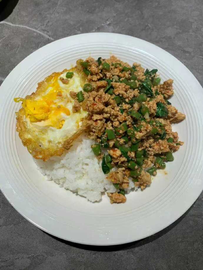 泰国打抛饭才是社畜之光 打工人的午餐DNA狠狠动了！出餐快到能掐着午休时间吃，香