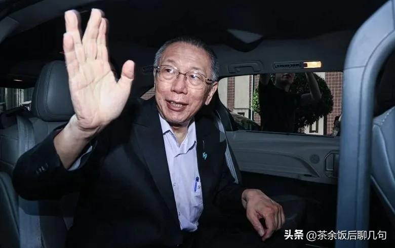 京华城案下午宣判，柯文哲步出家门神情轻松，微笑着个周围的人打招呼，改喊着“上工，