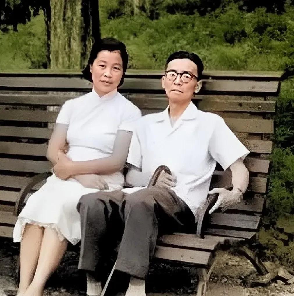 60年代，梁思成和第二任妻子林洙，坐在公园的一条长凳上，留下了一张合影。照片中的