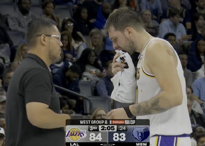 东契奇真无敌  刚复出就是40分，甚至还没怎么出汗，看看湖人的后场，这一下子就好