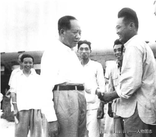1958年8月，毛泽东在济南西郊专线车站接见聊城地区的全国劳动模范刘秀印，左一谭