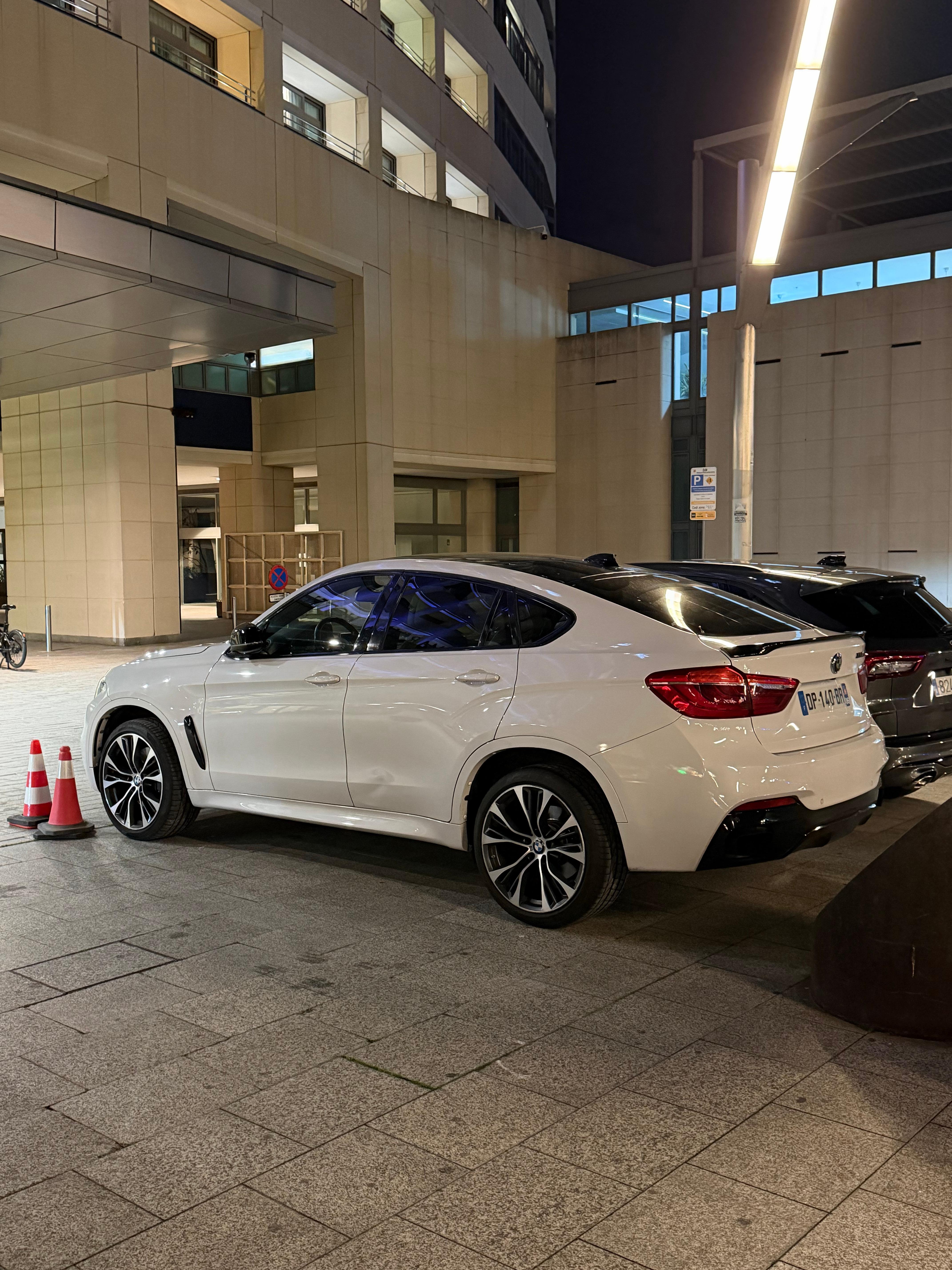 如果你在路上看到一台底盘代号为 F16 的 BMW X6 M50d，你可能会下意