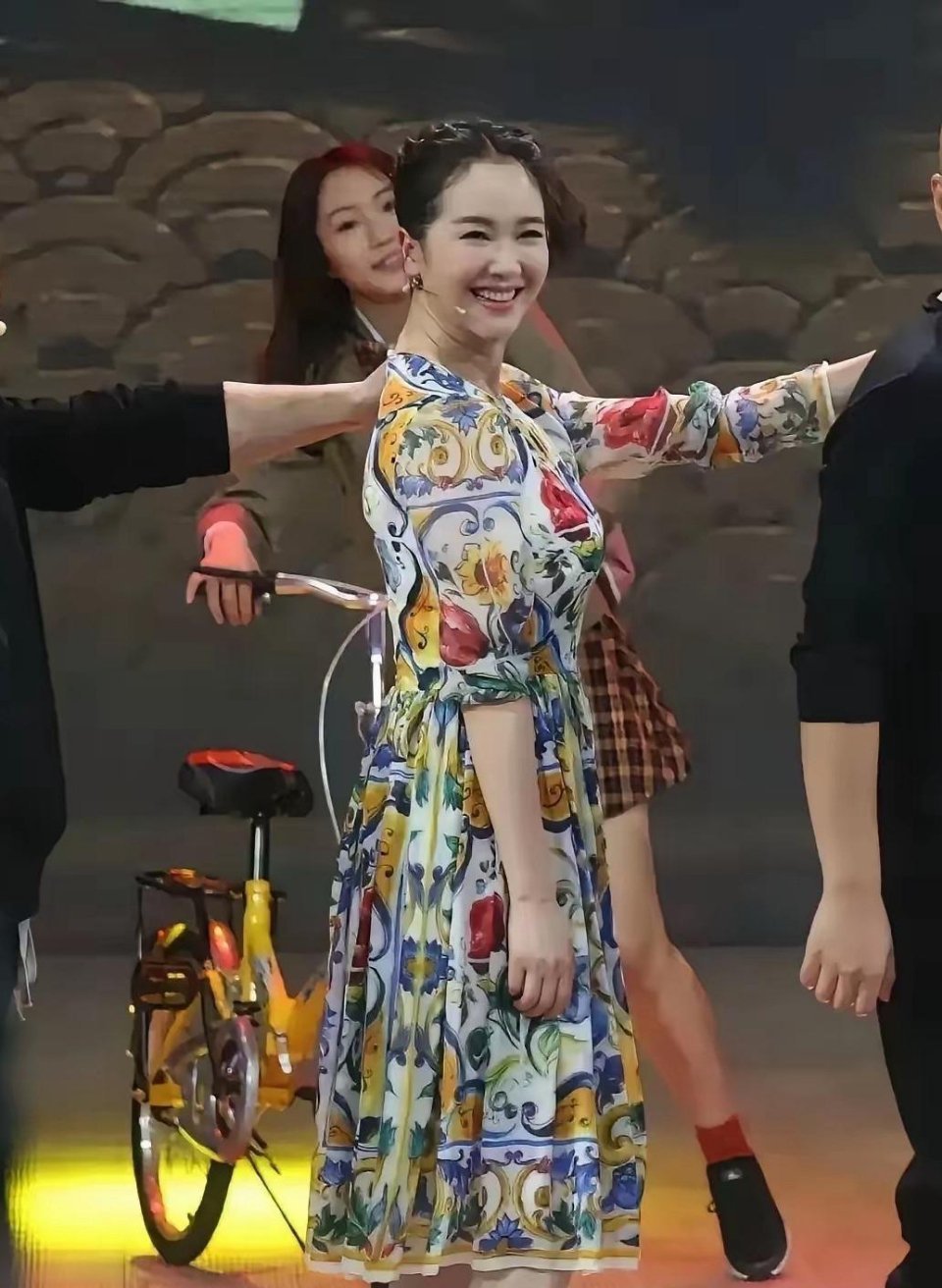 左小青也忍不住去医美了，整张脸肿得都认不出来了 