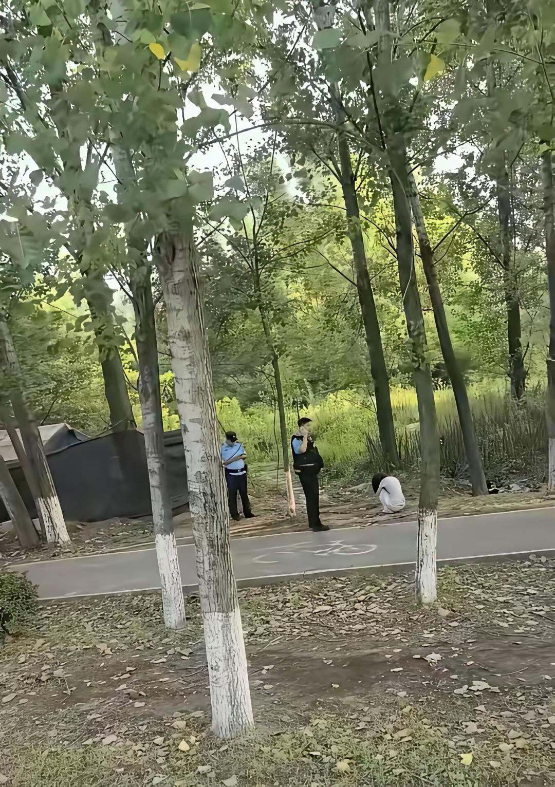 看到这场景，你的第一反应是什么？我是觉得她是迷路了，寻求帽子叔叔的帮助，你们觉得