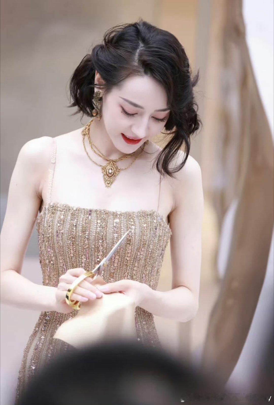 迪丽热巴慵懒微卷短发迪丽热巴什么发型都美！这种长度的短卷发，大家也可以尝试，提升