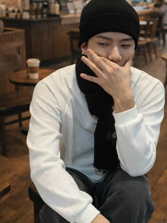 吴世勋素颜侧颜 吴世勋冷帽冬日限定男友真的是太帅了呀，而且素颜的侧颜也好有感觉呀