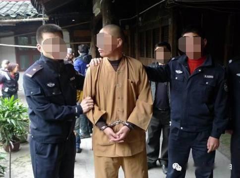 男子周某刚出狱一时找不工作，看到寺院召聘管理人员，便然伪造证件，把自己包装成主持