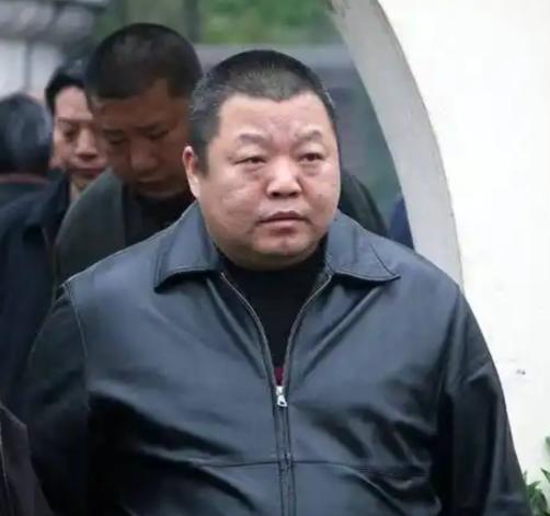 2018 年，臧天朔临终前，屏退全部家人，包括他的妻子李梅，唯独留下了斯琴格日乐
