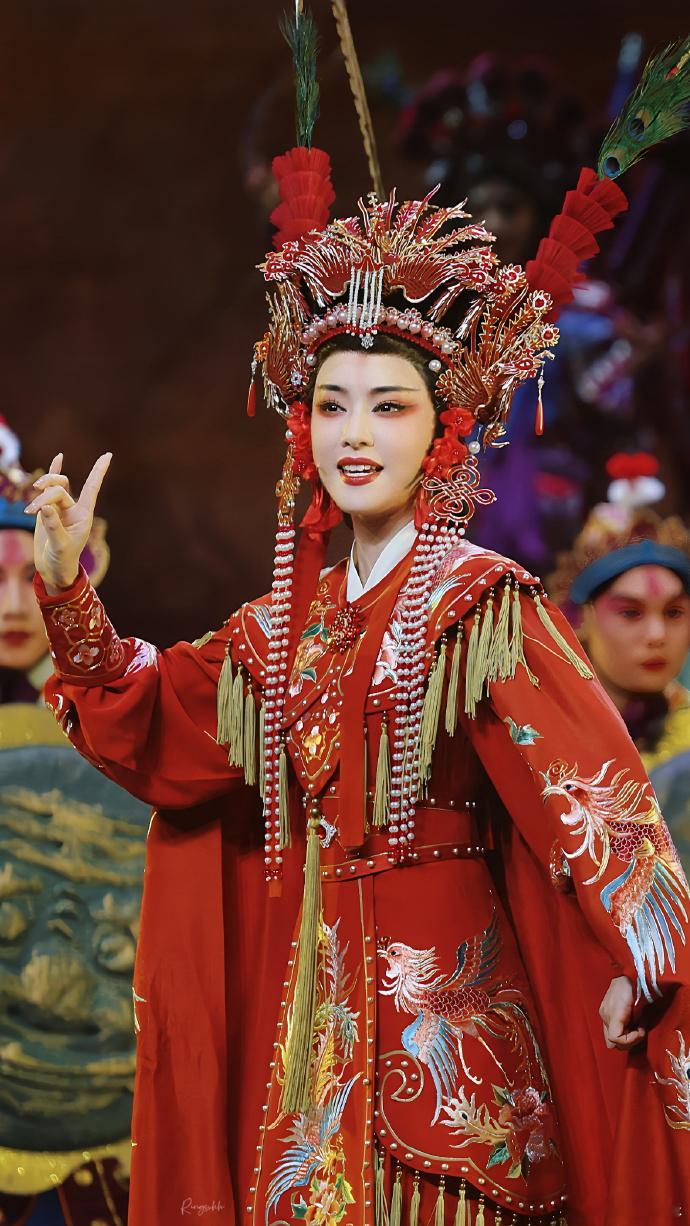 李云霄好红姐姐真的太绝了，瞬间让人眼前一亮，这份惊艳真的难以言喻！ 