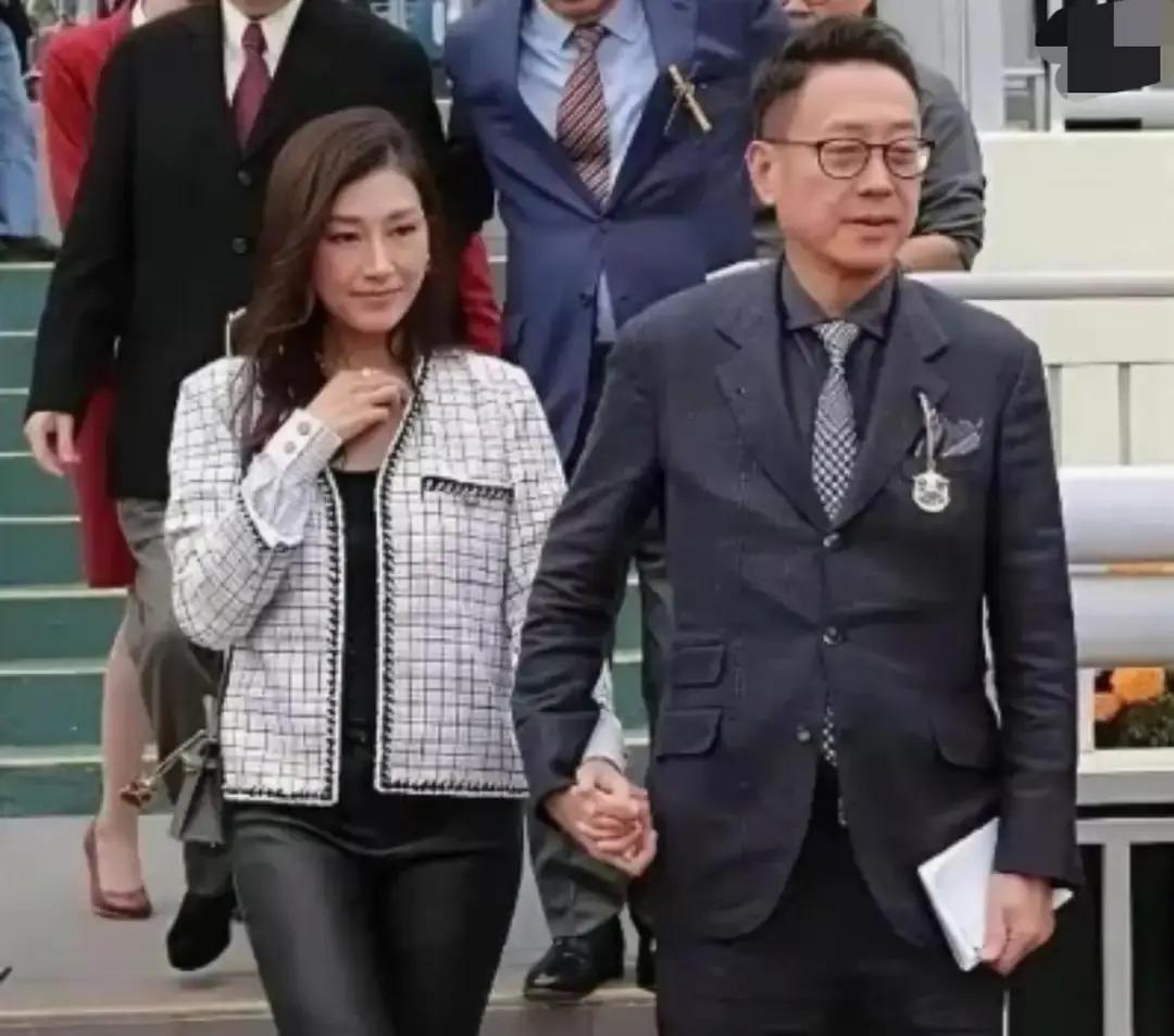 68%的人赌他们撑不过三年
 
全港最毒舌的八卦杂志当年把封面做成倒计时，标题写