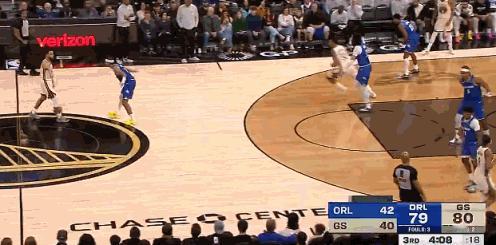 库里：他打手！裁判：我的错但不吹！
在今天NBA常规赛勇士对阵魔术的第三节比赛中