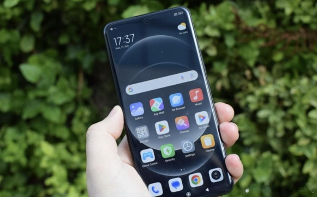 据爆料，小米17 Ultra会在12月亮相，配备1英寸超大底主摄，光圈为f/1.