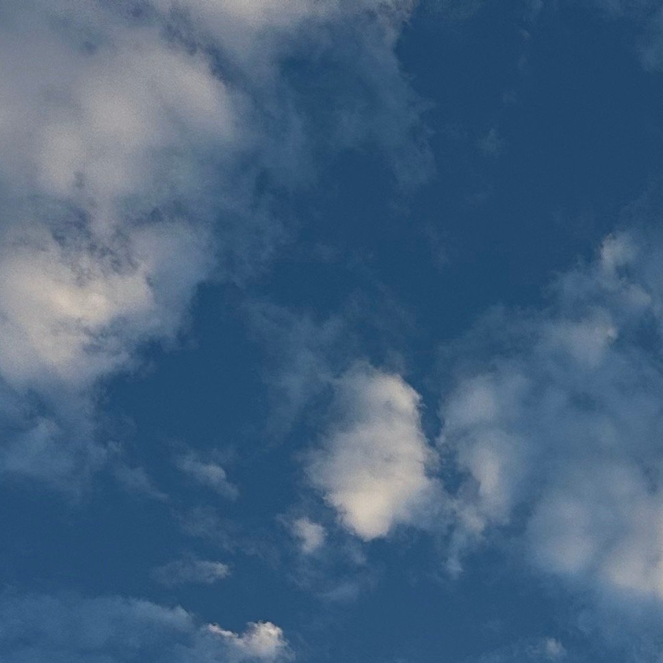 生活手记今天早上的云彩阳光透着云朵露出光来蛮好看的