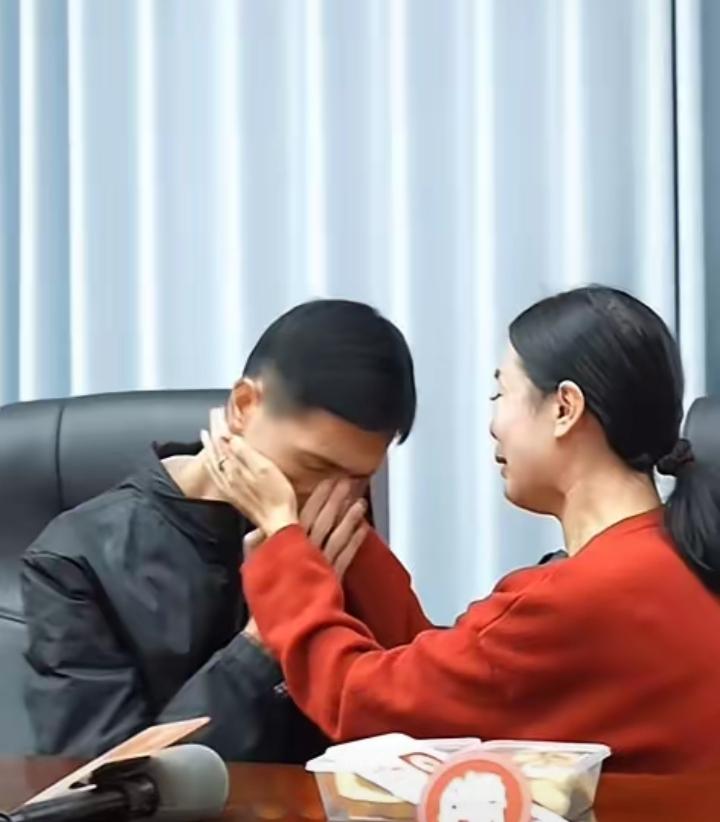 湖北仙桃姐弟失散33年终于团圆，弟弟李鑫当年侥幸逃出人贩子魔爪，流浪到广东被好心