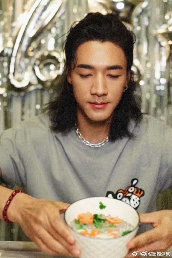 此沙剑走偏锋版美食博主赛道 谁说美食博主只能吃“安全款”？此沙偏不！折耳根、豆汁