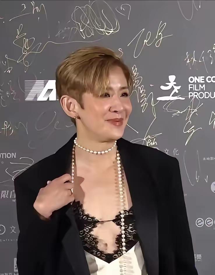 当年吴君如在节目里直接爆料陈妍希玩得很疯。现在看来，吴君如应该后悔了吧。
年纪一