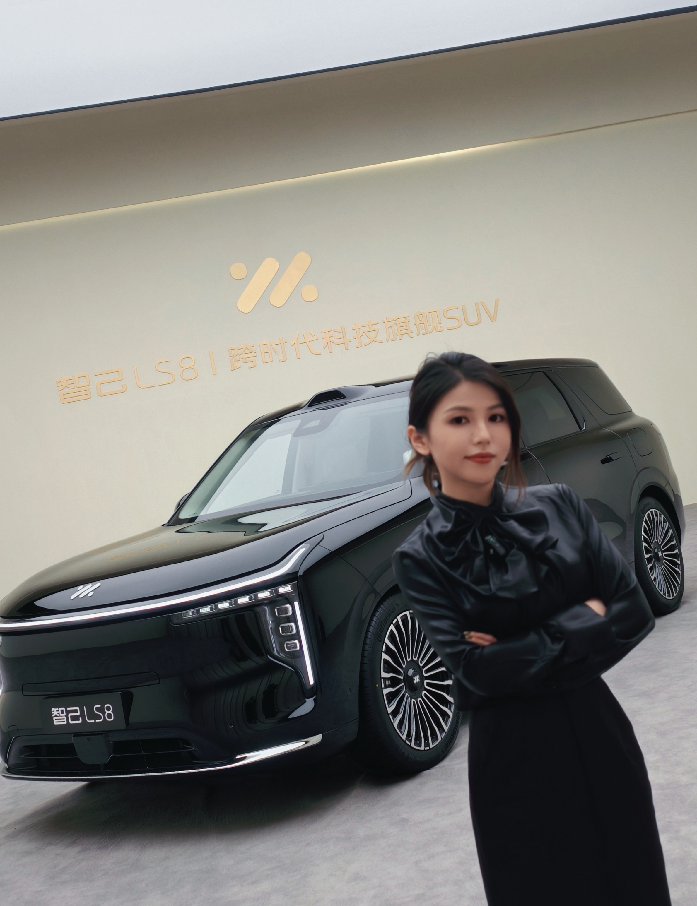 智己LS8预售发布定档3月26日记住这几个关键词：30万级既有五座也有六座人送外