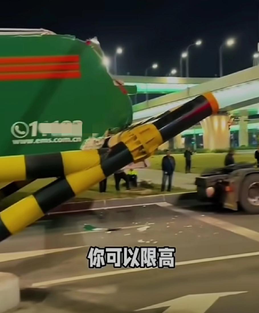 中国邮政的车撞倒了限高杆。那么问题来了，是中国邮政要赔路政限高杆的钱，还是路政陪