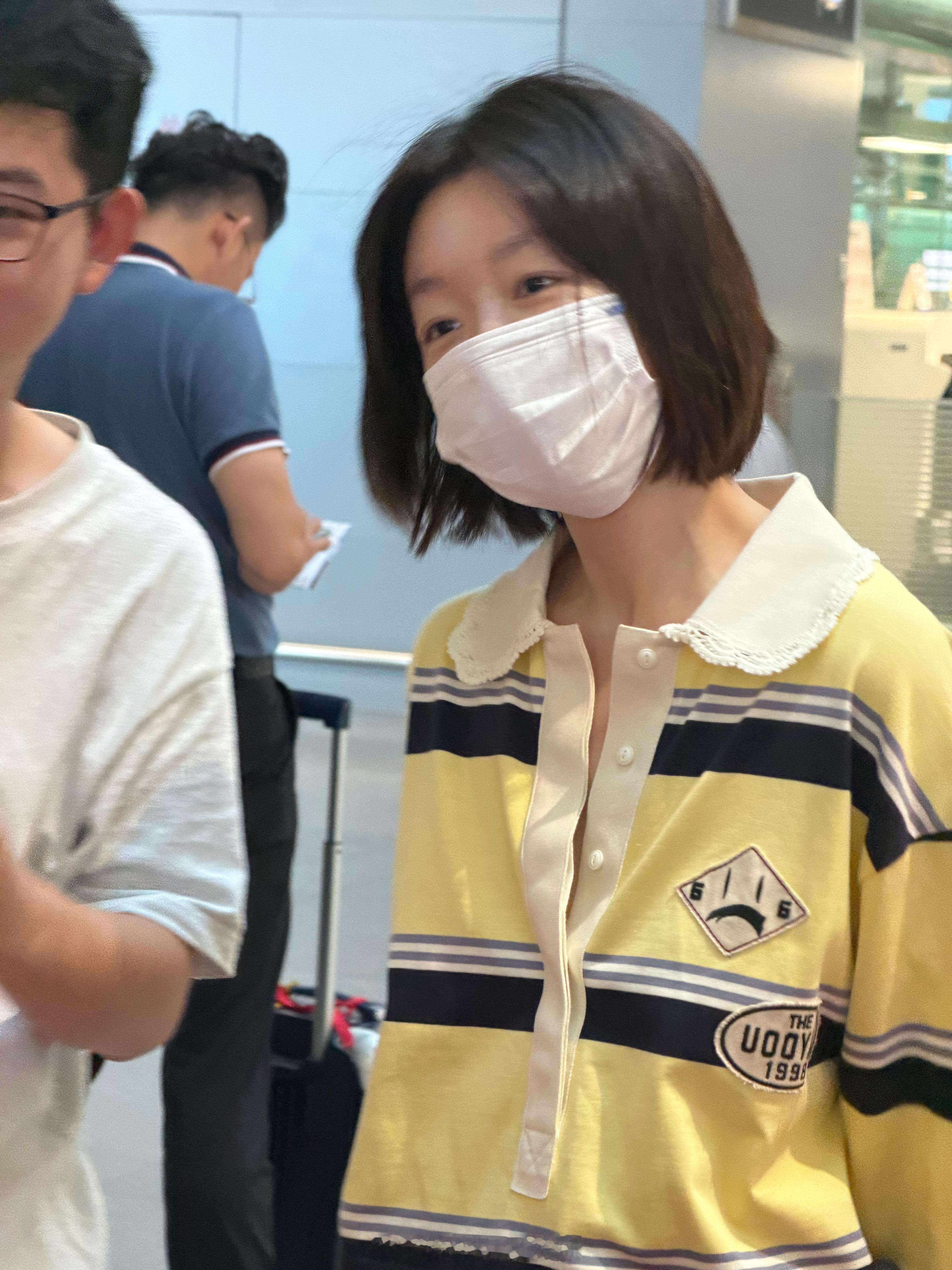 今天在国航人工柜台办理值机，发现身边有个小姑娘围了十来个人在签名和拍照，她年龄感