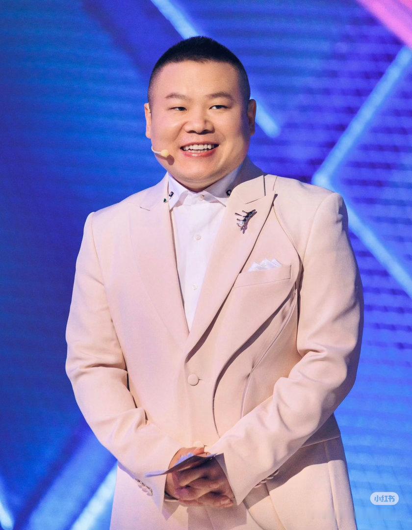 岳云鹏亲了白小白岳云鹏说白小白嫁给他了 有人喊亲一个，岳云鹏真亲了。白小白那个表