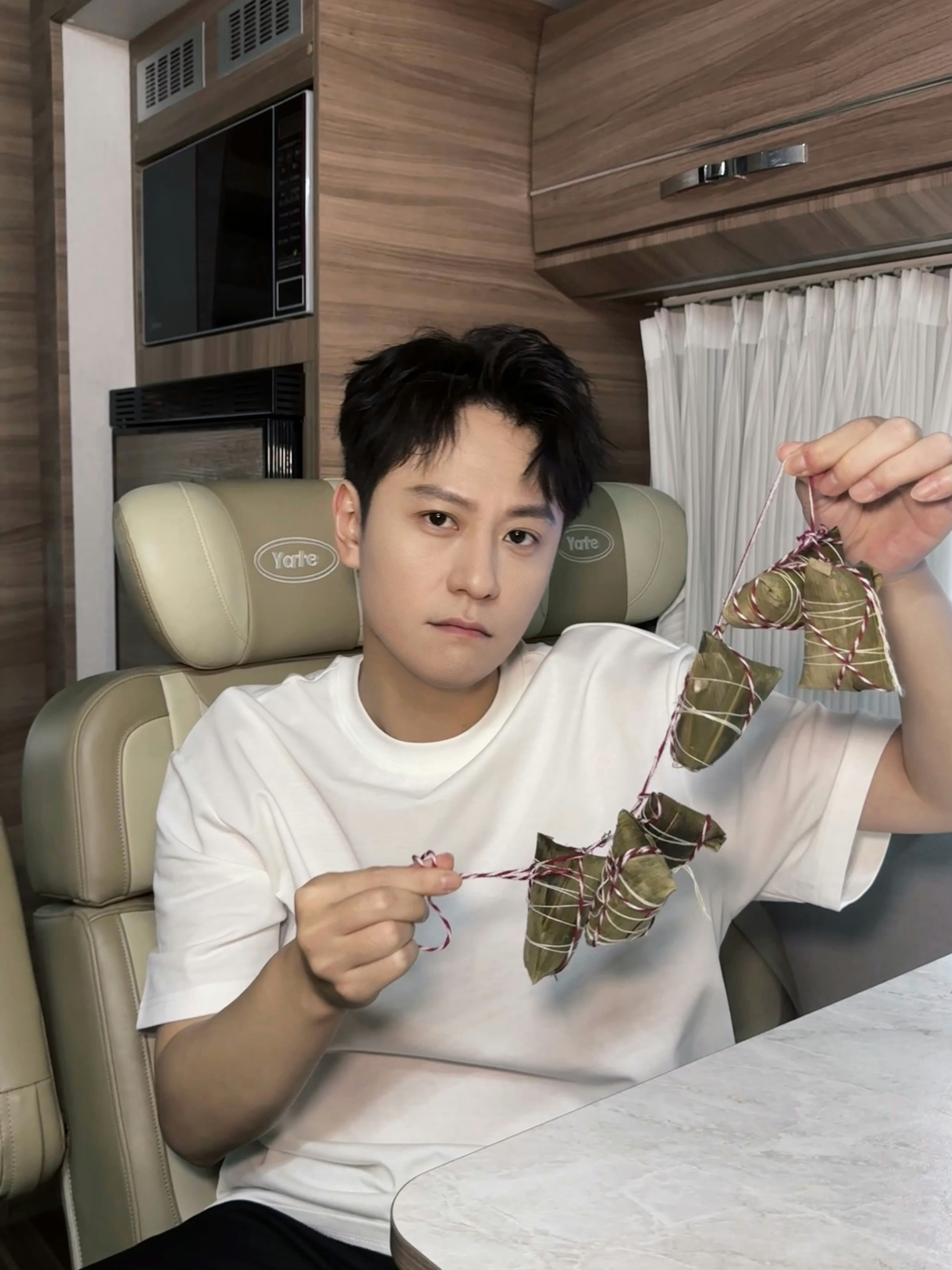 秦俊杰一个端午何时发过这么多营业照啊