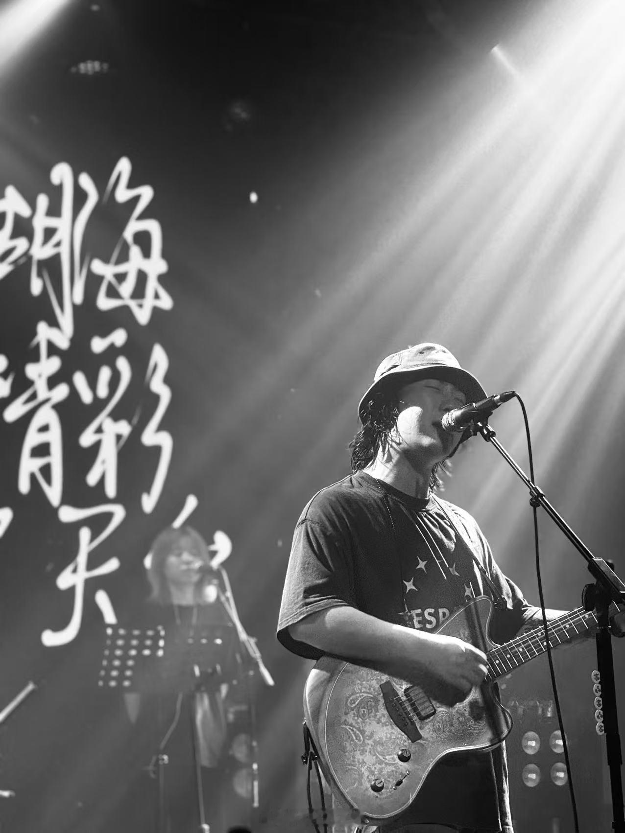 南青乐队26年巡演济南站收官，上一次看南青专场还是两年前，这一次舞台上的配置，v