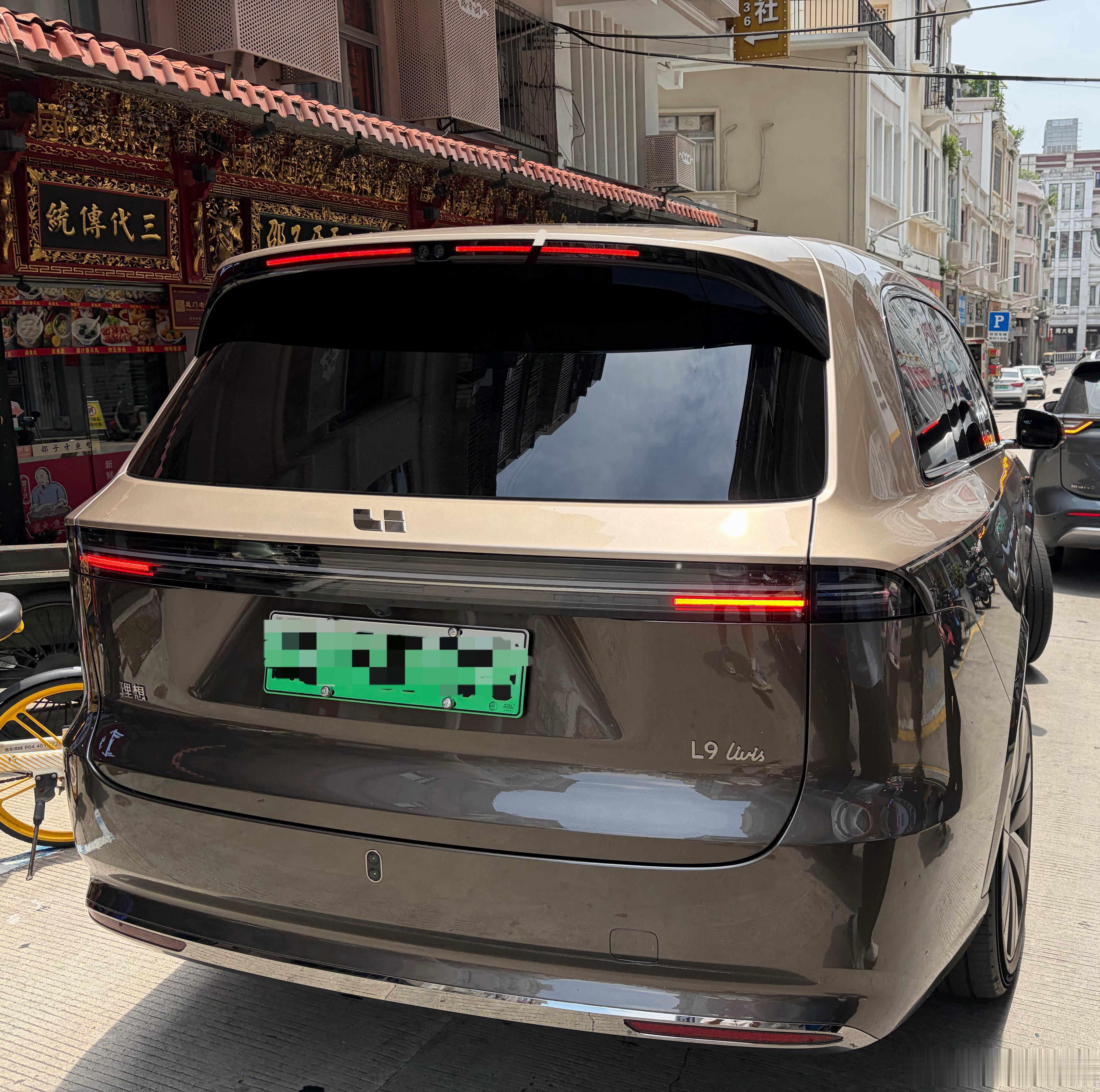这么大的车，在这种巷子里游刃有余 