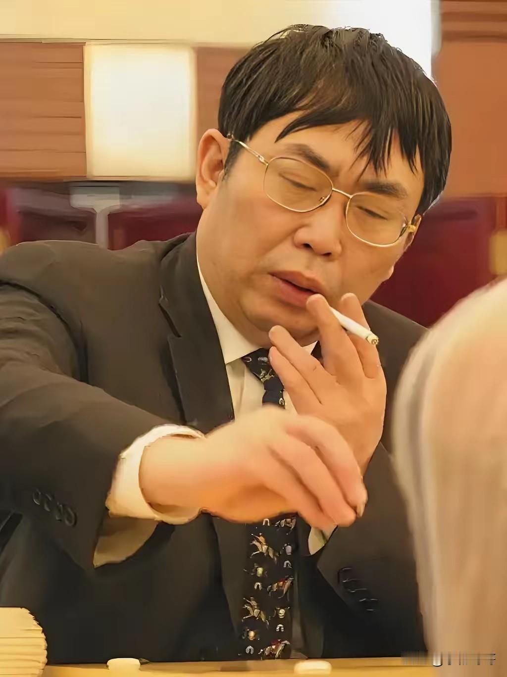 如果不是看了聂卫平的近期访谈，

我都不知道，

原来他手术后，烟酒还是没离手。