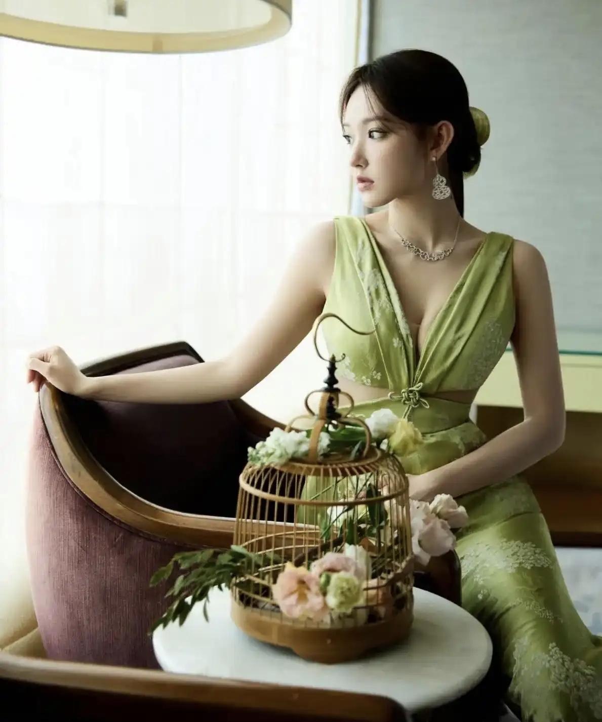 谁说甜妹不能有曲线？被生图封神的“奶潇”有多绝？程潇一袭深V抹胸裙展现完美腰臀比