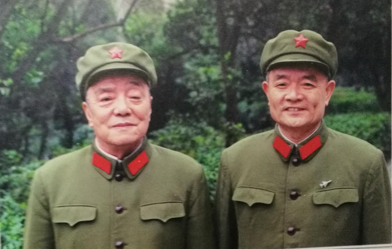 左边是杨尚昆，当时担任军委副主席，主持军委的日常工作。右边是谁？他是一位河南老乡
