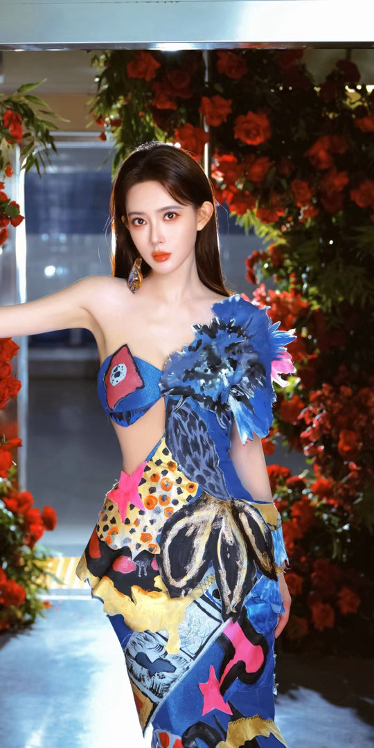 孟子义VOGUE出图热烈的撞色搭配涂鸦元素，和优雅鱼尾结合，两种风格碰撞出奇妙火