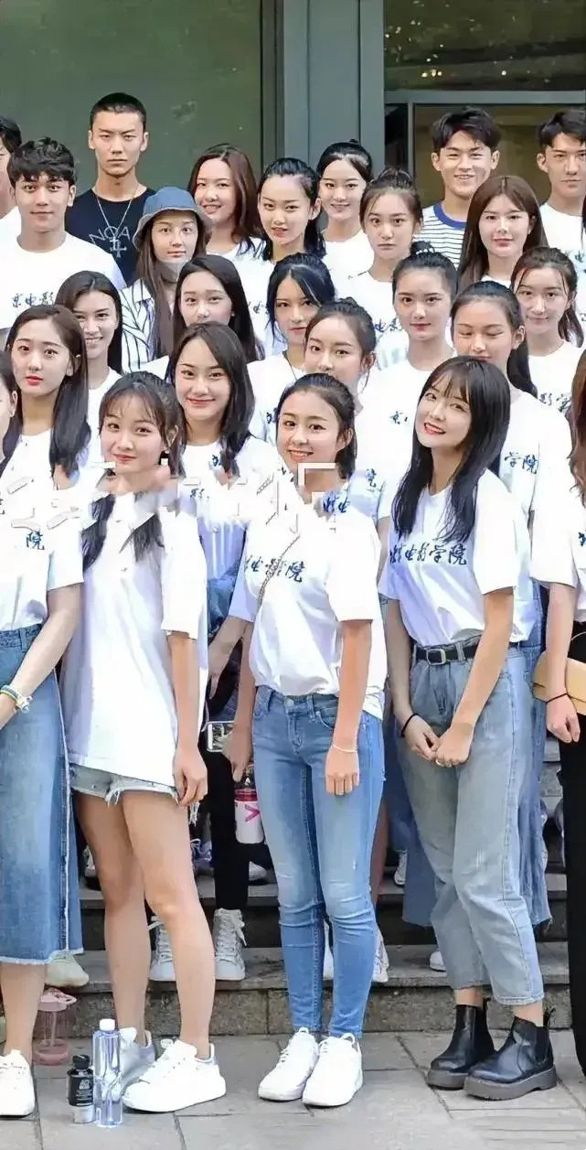 有网友说，北电学院大一学生，第一排穿短裤那个女生应该会爆 ​​​