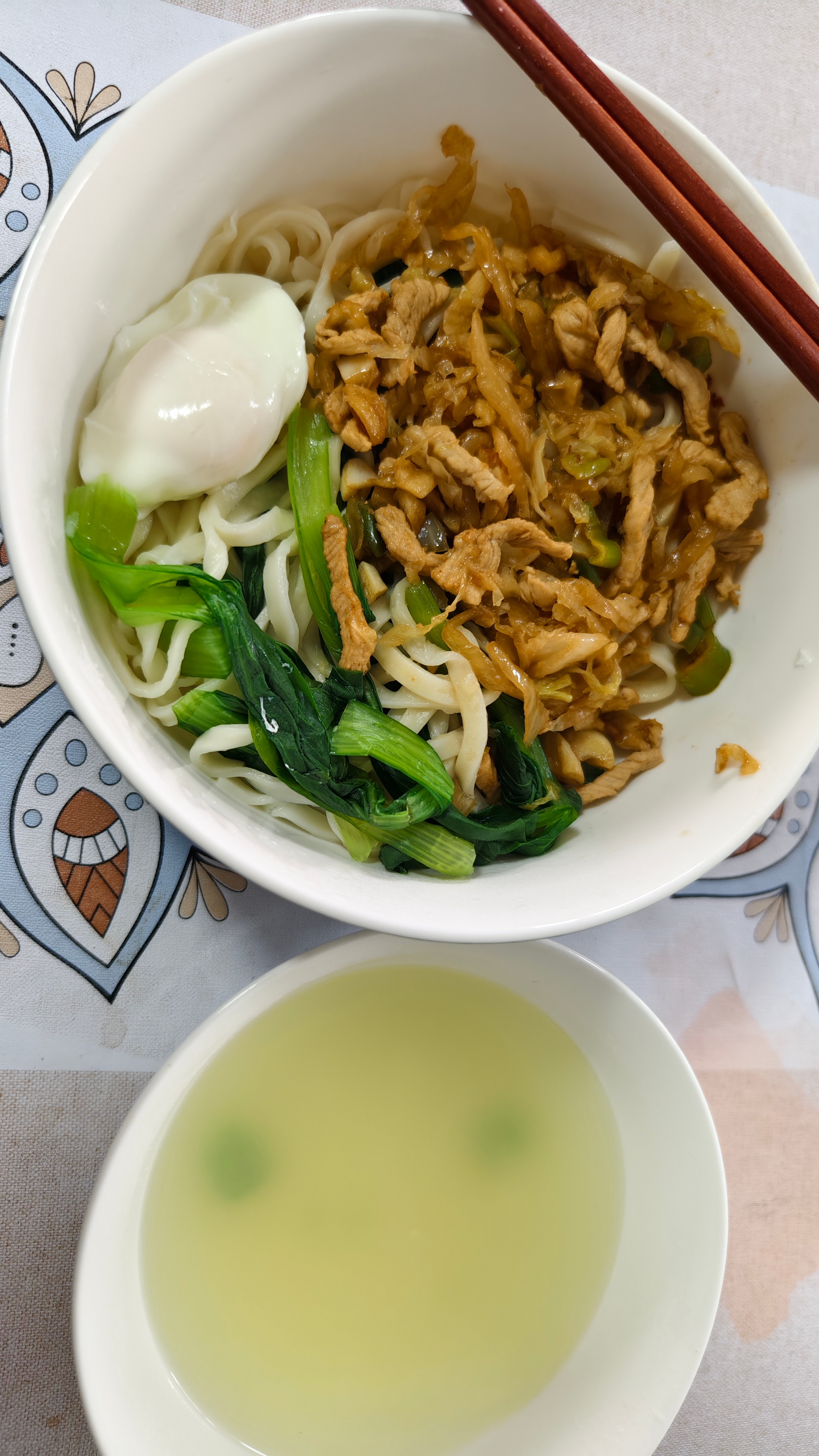 中午酸菜肉丝面，成本不到三块钱，吃到撑。 