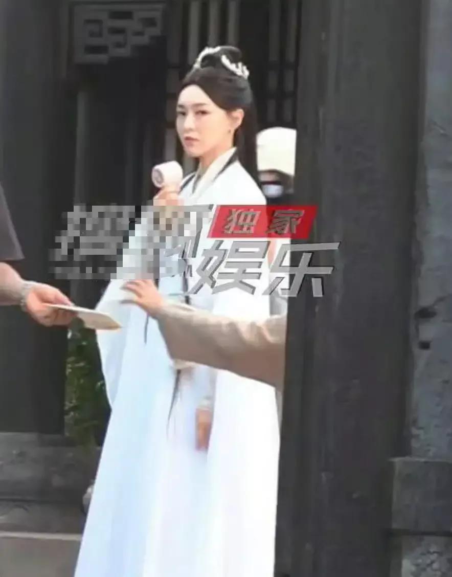 唐嫣新剧造型被吐槽惨了，原因是唐嫣在新剧里饰演的是17岁的少女，而造型和状态却很