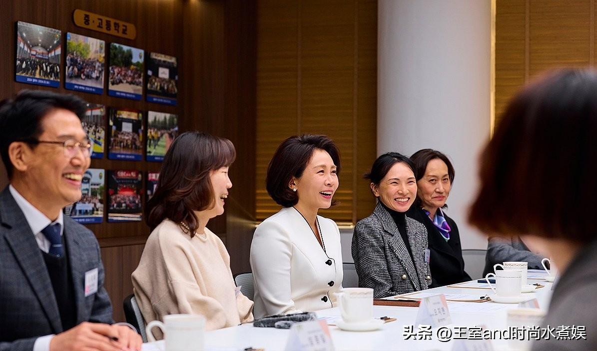 今天，韩国第一夫人金惠景在北京访问了韩国国际学校，这也是金惠景在北京的最后一个行