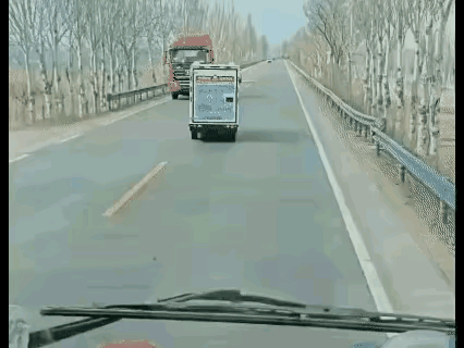 感觉马路是它家开的，无人自驾车逆行强力逼平对面大货车！