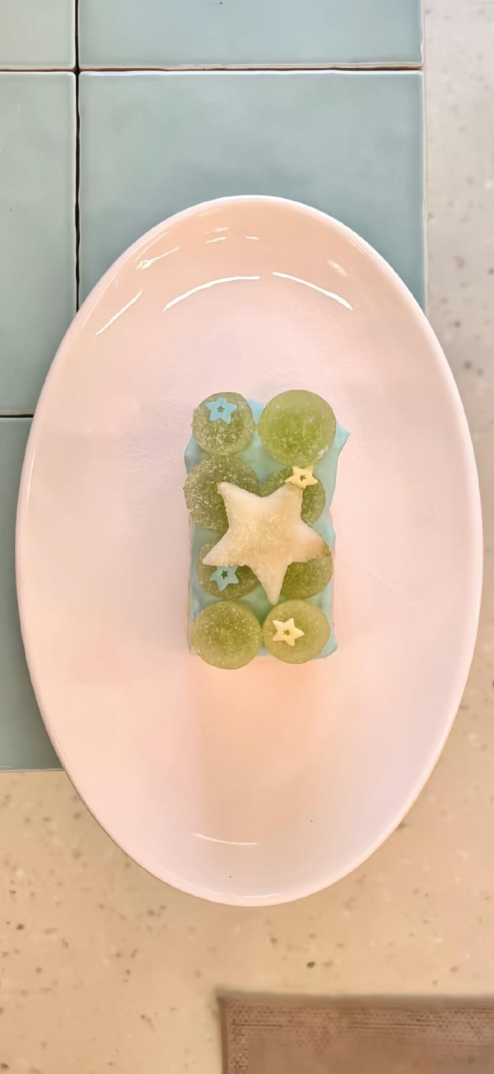 巨蟹座有种天生的“饲养员”体质。谈恋爱像养孩子，总怕你饿着冻着。爱就是把最好的留