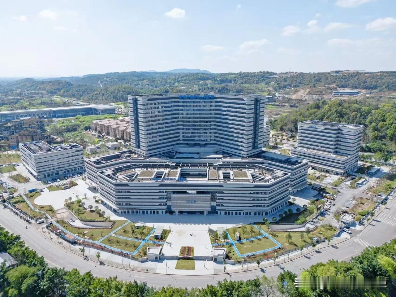 荣昌区人民医院新院区搬迁
8月22日起荣昌区人民医院除口腔科暂时保留在老院区接诊