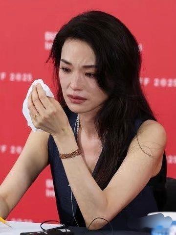 舒淇今天发布会谈到母亲觉得妈妈们都太辛苦了，哭了😭 ​​​
