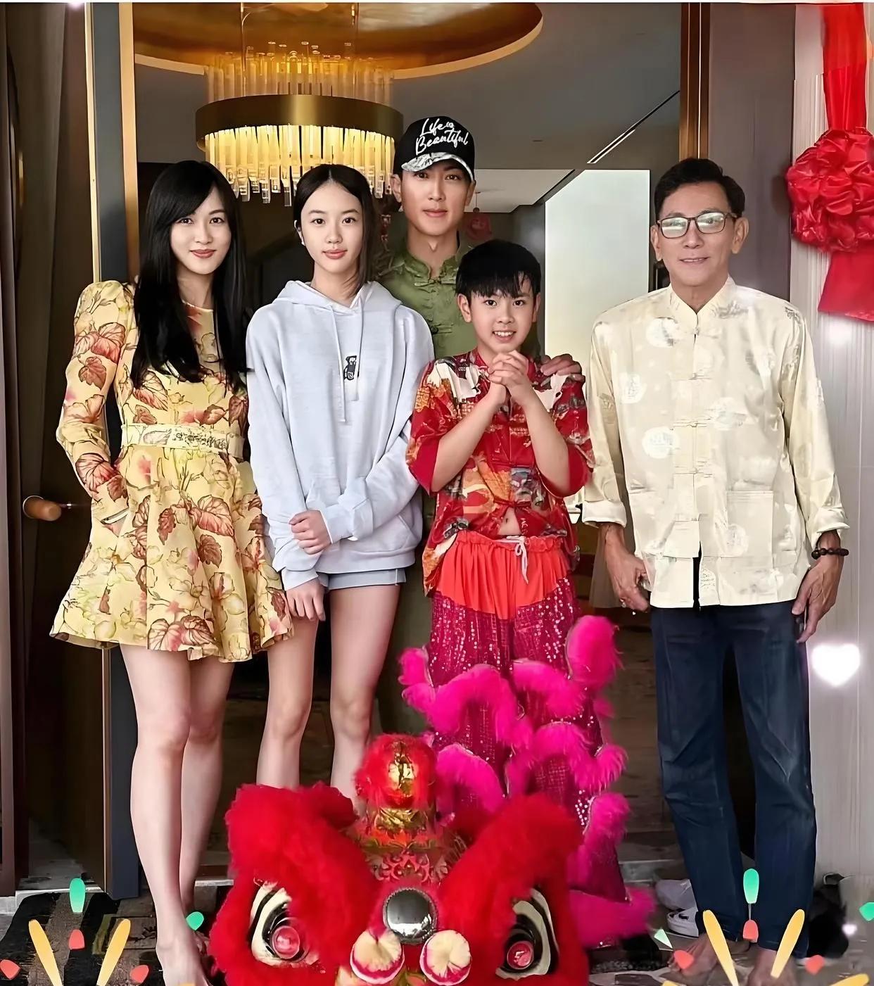 人生赢家，吴尊儿子帅气，女儿肤白貌美身材好！

大家还记得飞轮海组合吗，当时组合