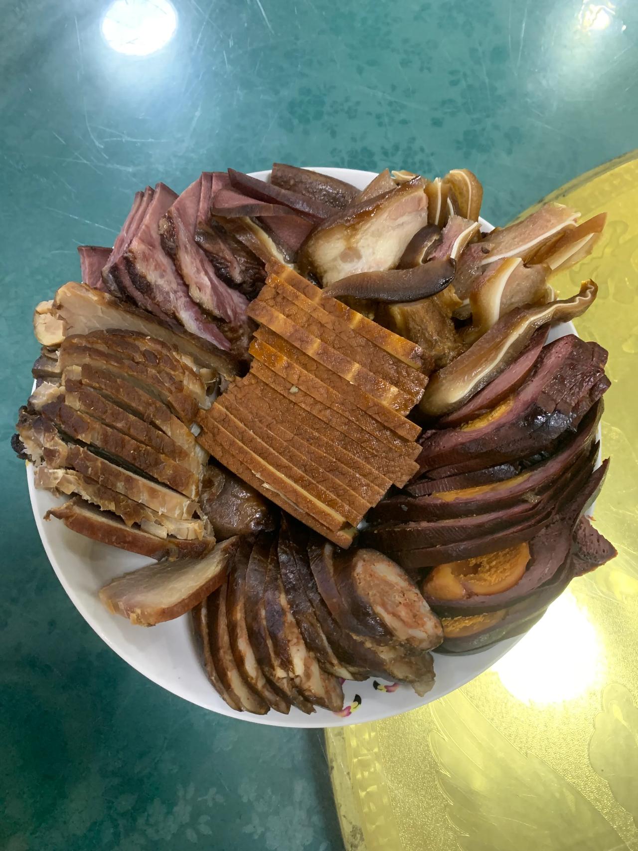 这是故乡的明信片
无需邮戳 便抵过千里风尘
当胃里掀起一场小小的想念
指尖划过屏