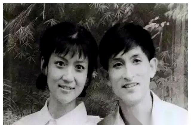 我一直以为谢娜是靠自己硬闯出来的，今天看到她爸妈年轻时的照片，我直接好家伙。
她