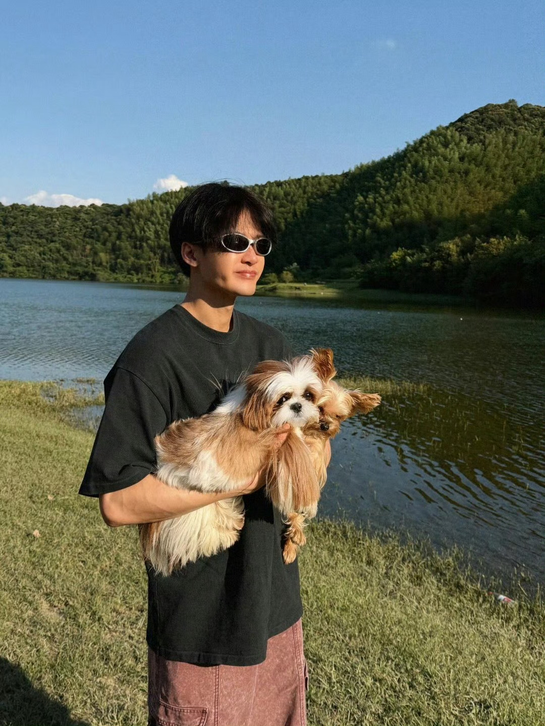 檀力球与檀小呆[超话] 两小只也是过上好日子了跟着爸比游山玩水还和小白🐶肉肉拜
