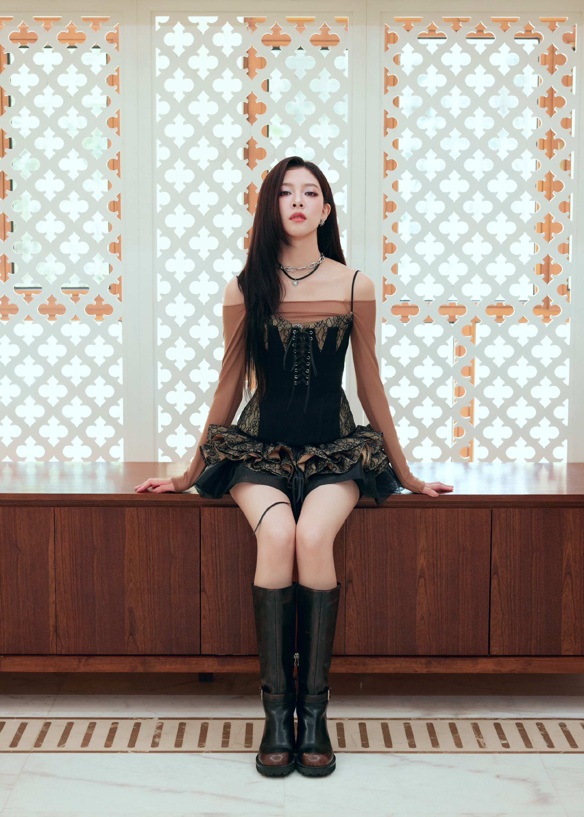 宋妍霏，长发裙装美腿穿搭柔美气质。宋妍霏